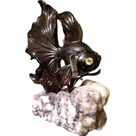 Художественная композиция из обсидиана и агата "Рыбка"